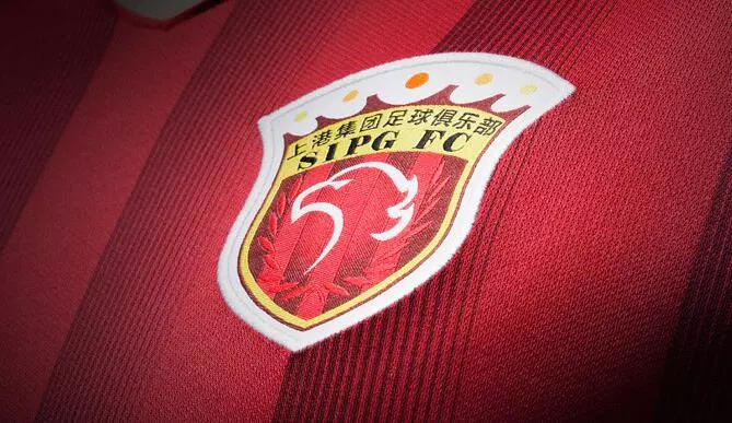 詹姆斯两双数据跻身队史前十，湖人负马刺止步NBA杯八强（詹姆斯两双升至队史前十，湖人不敌马刺无缘NBA杯四强）