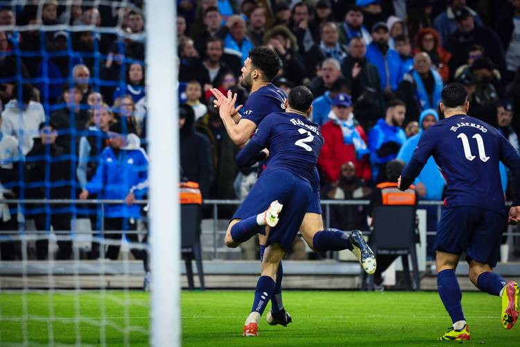 汤普森14分＆弗拉格低迷，独行侠半场4分领先（汤普森拿下14分，弗拉格状态低迷，独行侠半场领先4分）