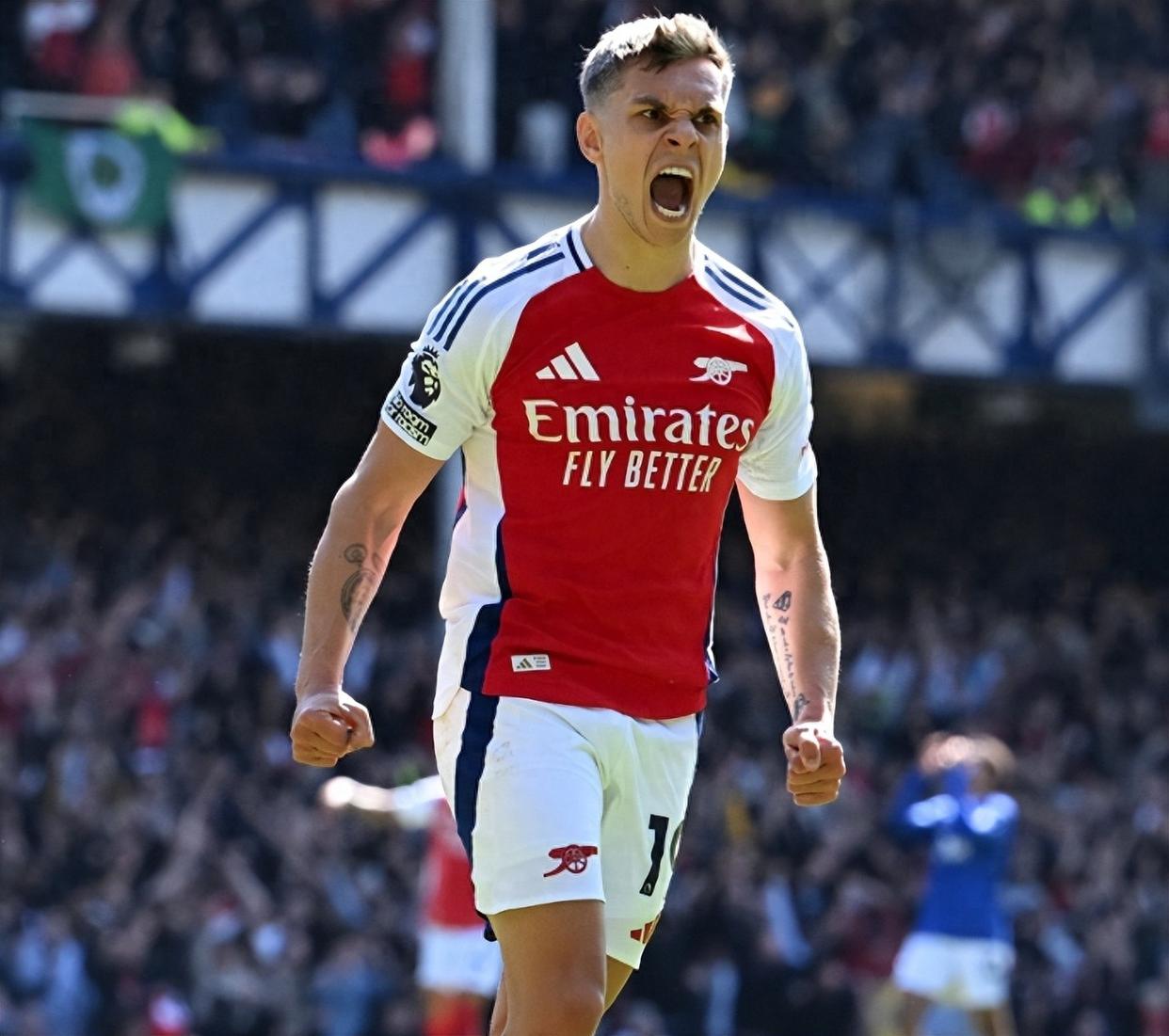 足球国足球迷自发组织万人方阵助威（万名球迷自发组建方阵为国足助威）