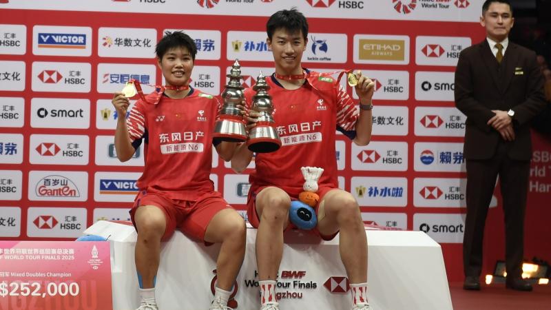 莱斯特城球迷赴意大利观战瓦尔迪比赛并合影（莱斯特城球迷远赴意大利观赛瓦尔迪并合影留念）