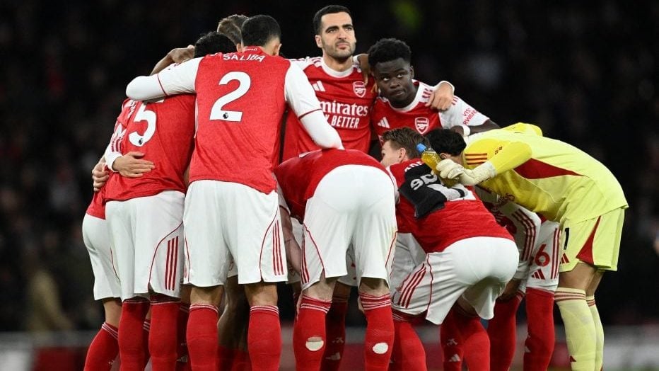 世体：弗里克对阿劳霍首张黄牌不满，他要求球员尽量减少抗议（世体：弗里克不满阿劳霍首张黄牌，要求球员尽量少抗议）