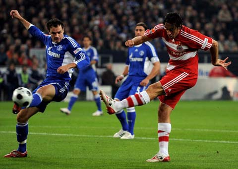 塞维球迷不满球队表现，向球场投掷杂物导致德比战暂停18分钟（塞维利亚球迷不满球队表现向场内掷物，德比战被迫中断18分钟）