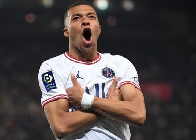 足球中超球队进入封闭训练，外界高度关注（中超球队启动封闭训练，引发外界热切关注）