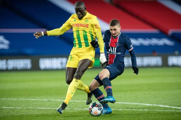 足球曼城后防核心伤缺三周，赛程压力巨大（曼城后防大将因伤缺阵三周，密集赛程压力陡增）