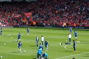 恐怖慎入，加纳国脚弗朗西斯在与日本友谊赛中小腿遭90度弯曲