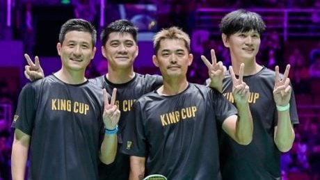 巴萨重返拉卡尔图哈！德容回归、阿劳霍缺阵，弗里克公布贝蒂斯战名单（巴萨再临拉卡尔图哈：德容复出、阿劳霍缺席，弗里克公布战贝蒂斯名单）