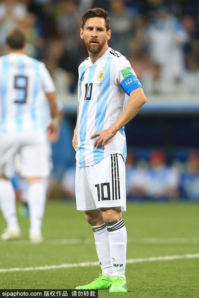 6场比赛狂砍230分！爱德华兹近6场场均命中5记三分（6战轰下230分！爱德华兹近6场场均命中5个三分）