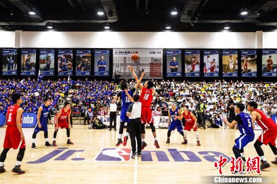 边锋赛后晒伤痕，网友称其太拼了（边锋赛后晒出伤痕，网友直呼拼劲十足）