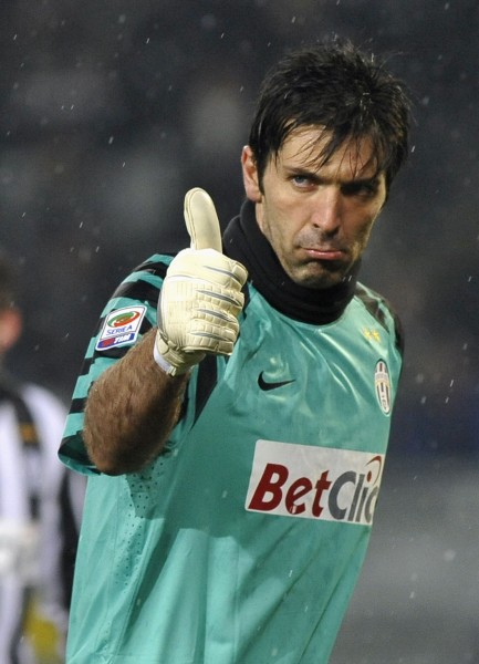 足球欧冠裁判组遭强烈质疑，争议球镜头热议不断（欧冠裁判组陷入争议风波，判罚画面引发热议）