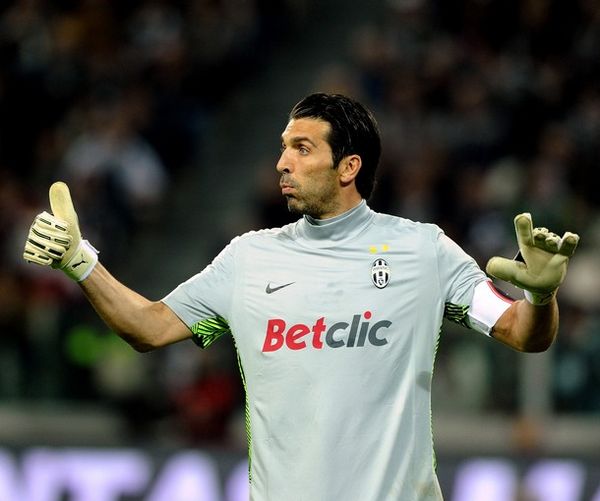 拜仁官方：门将诺伊尔在对阵美因茨比赛中右腿肌肉纤维撕裂（拜仁官宣：诺伊尔在对阵美因茨时右腿肌肉纤维撕裂）