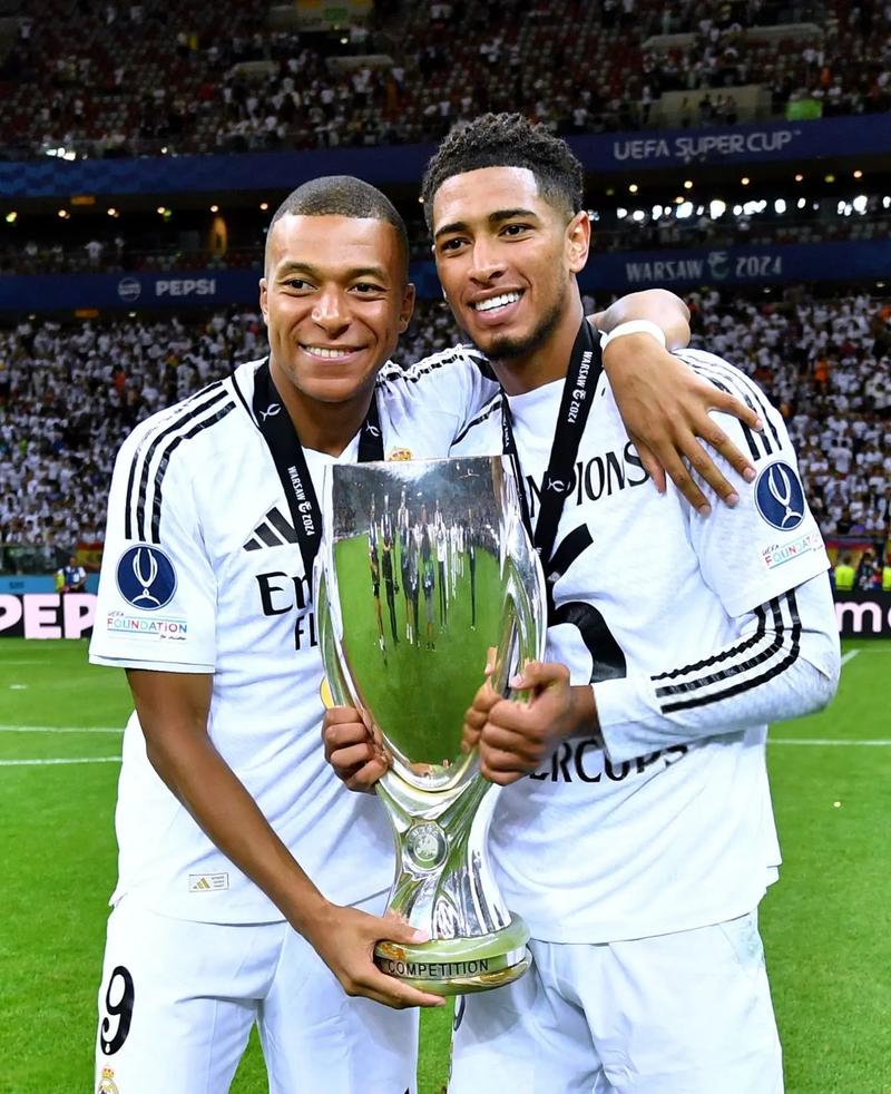 塞超球队劳动1923主帅日佐维奇在比赛中突然去世，年仅44岁（塞超劳动1923主帅日佐维奇比赛中不幸去世，终年44岁）