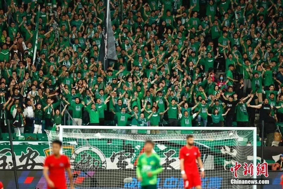 邓涵文因经济保障和新东家前景决定离开武汉三镇，加盟云南玉昆，成为球队核心球员。（因经济保障与前景考量，邓涵文告别武汉三镇，加盟云南玉昆担纲球队核心）